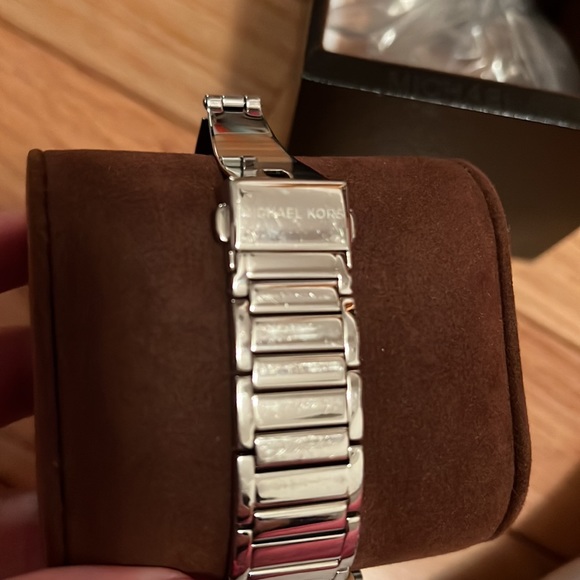 LIKE NEW MICHAEL KORS WATCH - Picture 5 of 5